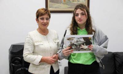 Д-р Мадлена Бояджиева връчва награди на участниците във фотоконкурса „Духът на Тетевен