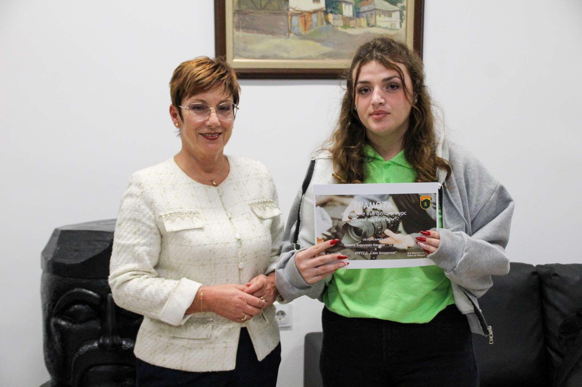 Д-р Мадлена Бояджиева връчва награди на участниците във фотоконкурса „Духът на Тетевен