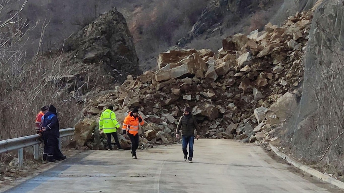 затворен път заради свлачище