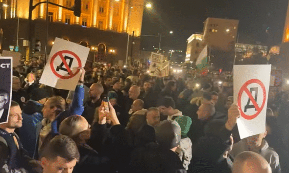 Протестиращи пред парламента в София срещу Бюджет 2026