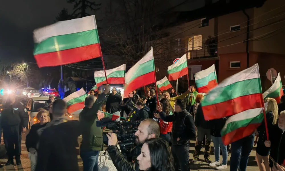 Граждани протестиращи пред дома на Бойко Борисов в Банкя