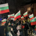 Граждани протестиращи пред дома на Бойко Борисов в Банкя