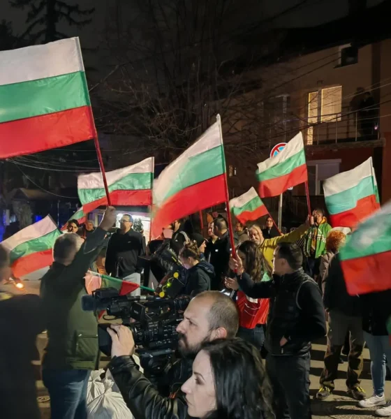 Граждани протестиращи пред дома на Бойко Борисов в Банкя