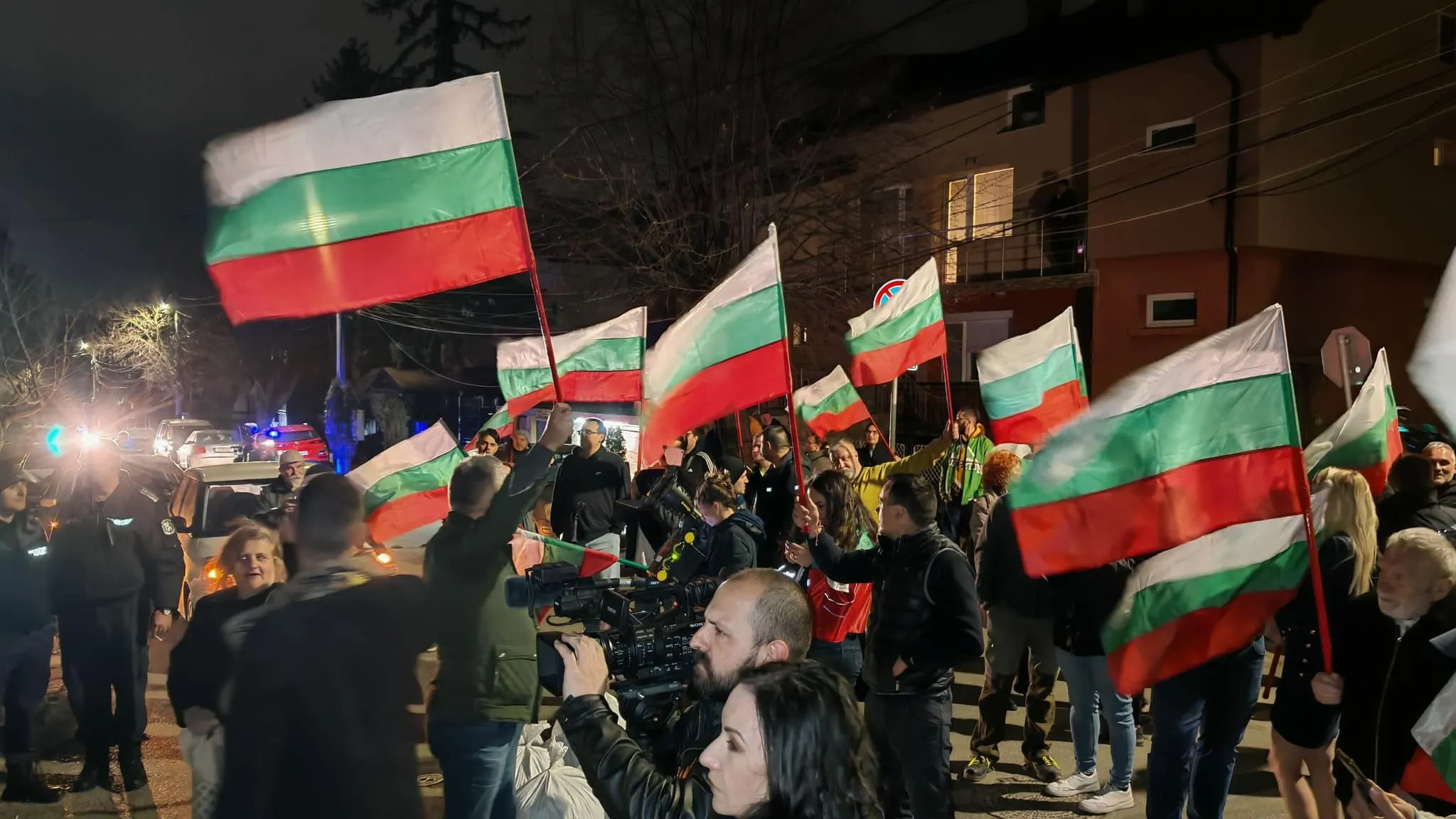 Граждани протестиращи пред дома на Бойко Борисов в Банкя