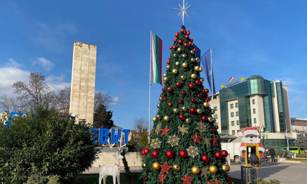 запалване на коледните светлини луковит и червен бряг
