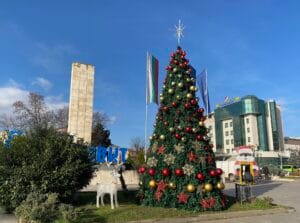 запалване на коледните светлини луковит и червен бряг