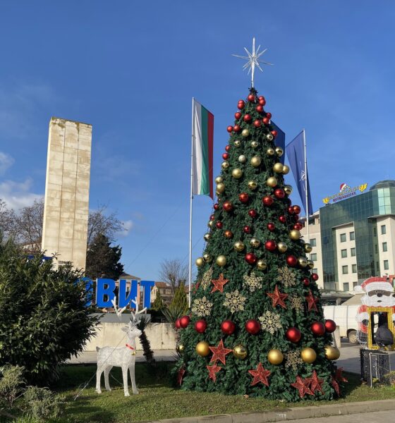 запалване на коледните светлини луковит и червен бряг
