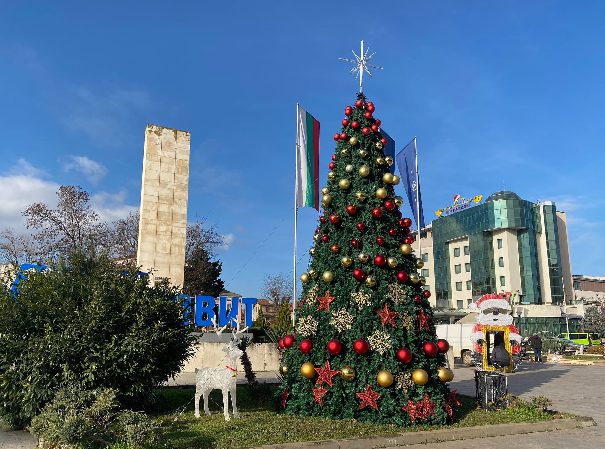 запалване на коледните светлини луковит и червен бряг