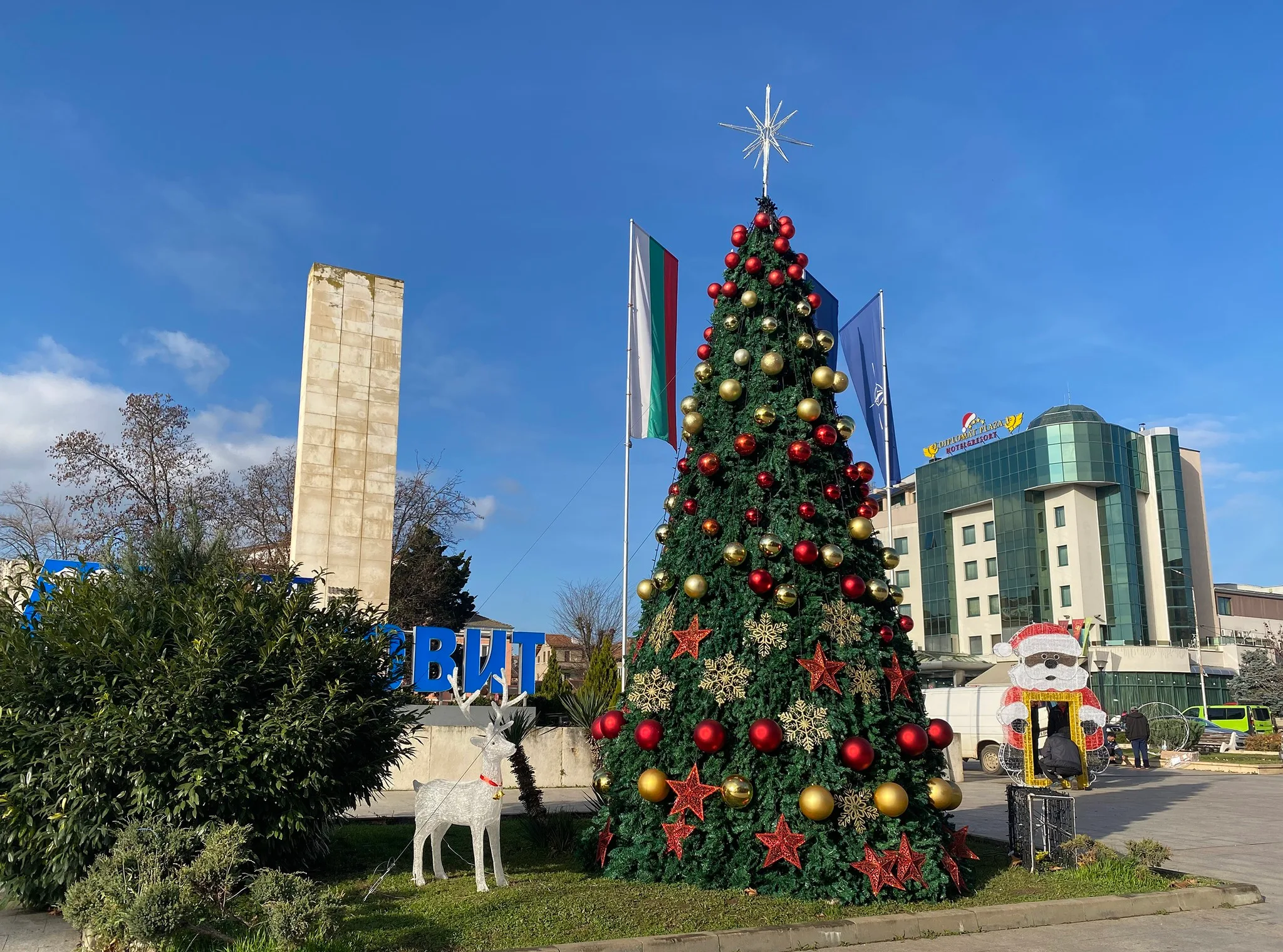 запалване на коледните светлини луковит и червен бряг