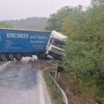 Аварирал камион затвори прохода