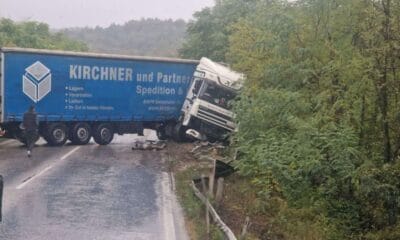 Аварирал камион затвори прохода