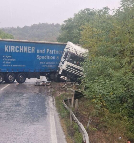 Аварирал камион затвори прохода