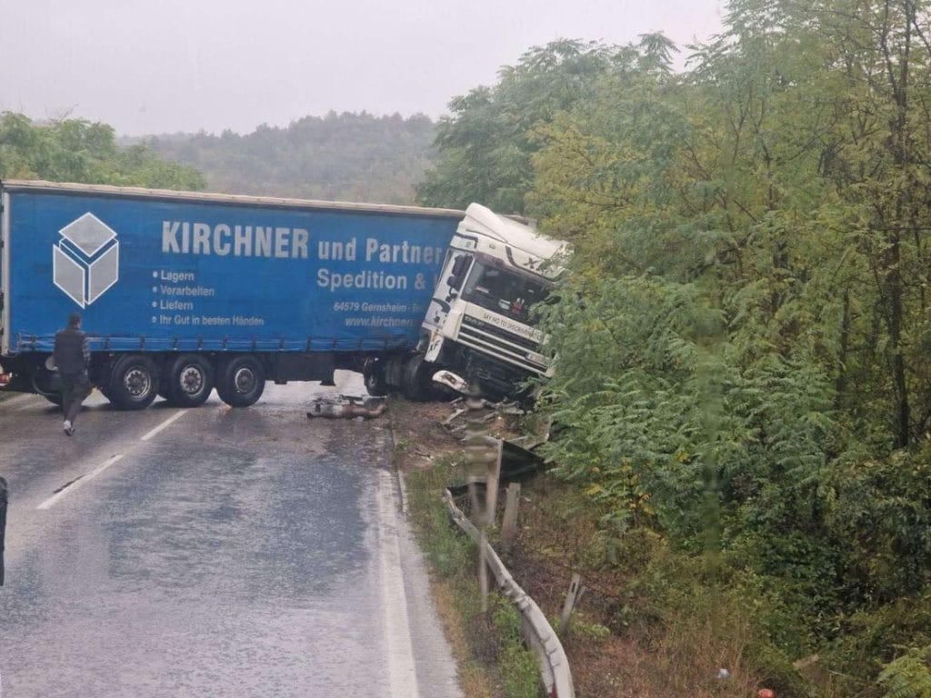 Аварирал камион затвори прохода