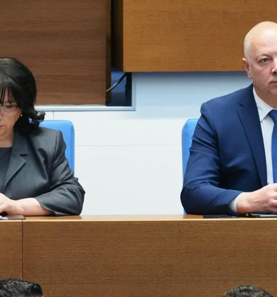 шести вот на недоверие