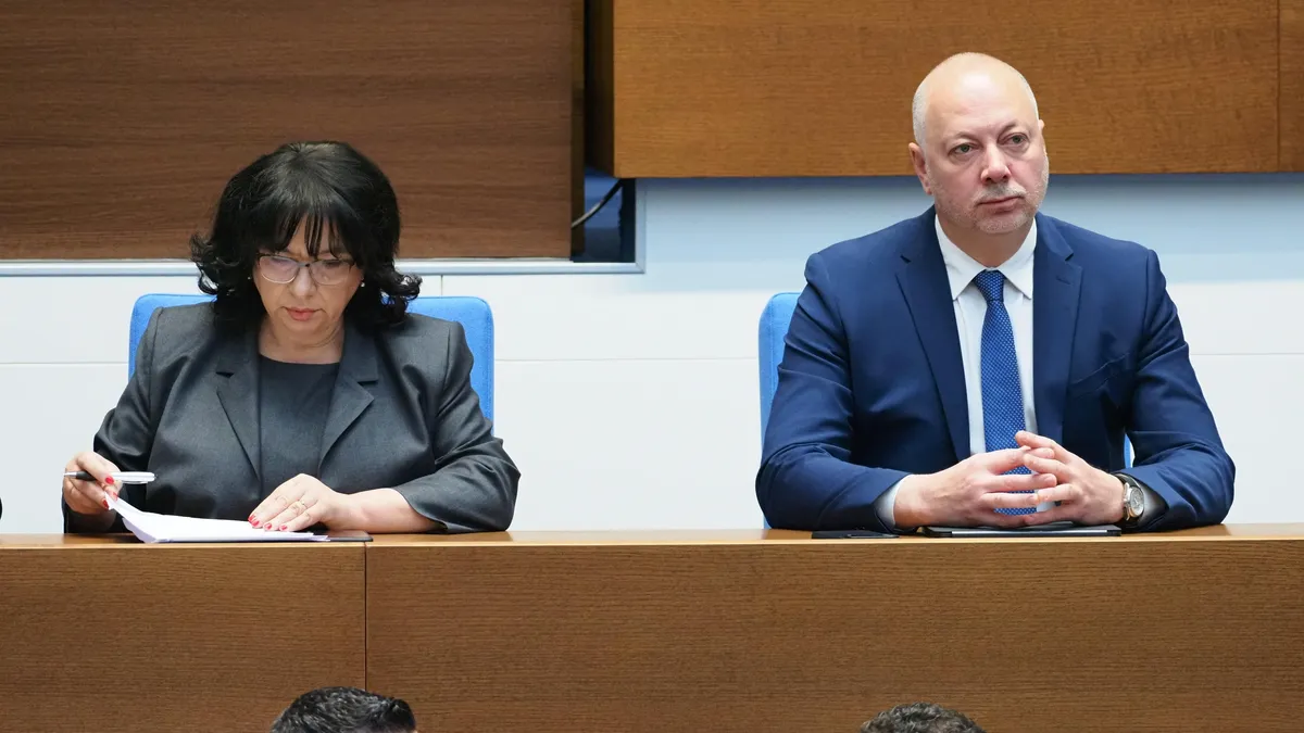 шести вот на недоверие