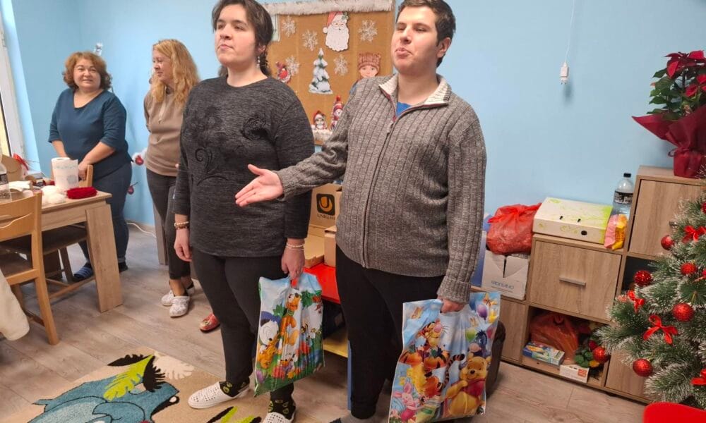 ученици с подаръци към връстници