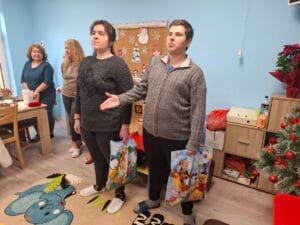 ученици с подаръци към връстници