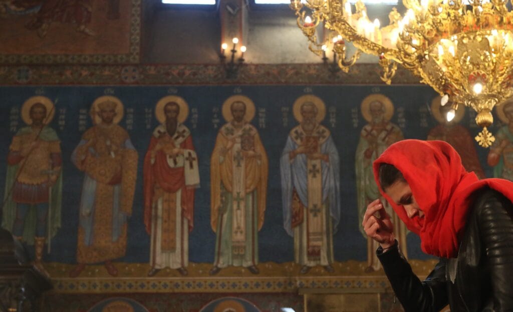 Църковен празник на 26 януари – почит към преподобни Ксенофонт и неговото семейство. Какви са традициите и защо се отварят прозорците в този ден.