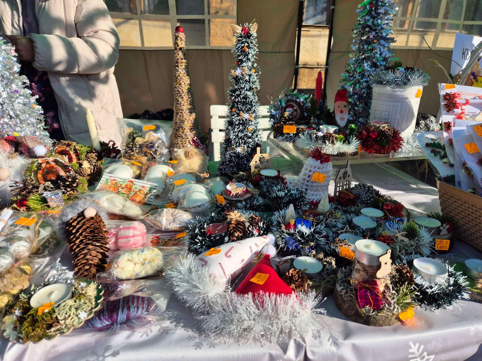 Коледен базар Голям извор събра жители и гости на селото с коледни традиции, ритуали, фолклорна програма и празнично настроение.