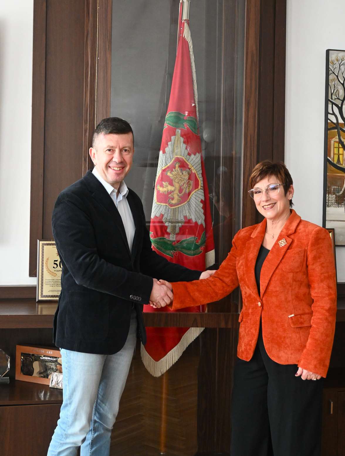 Представители на Община Тетевен и Академията на МВР по време на официалната церемония в София.