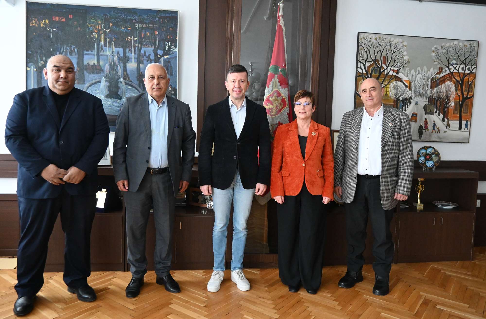 Кметът на Община Тетевен и ректорът на Академията на МВР при подписването на меморандума за сътрудничество.