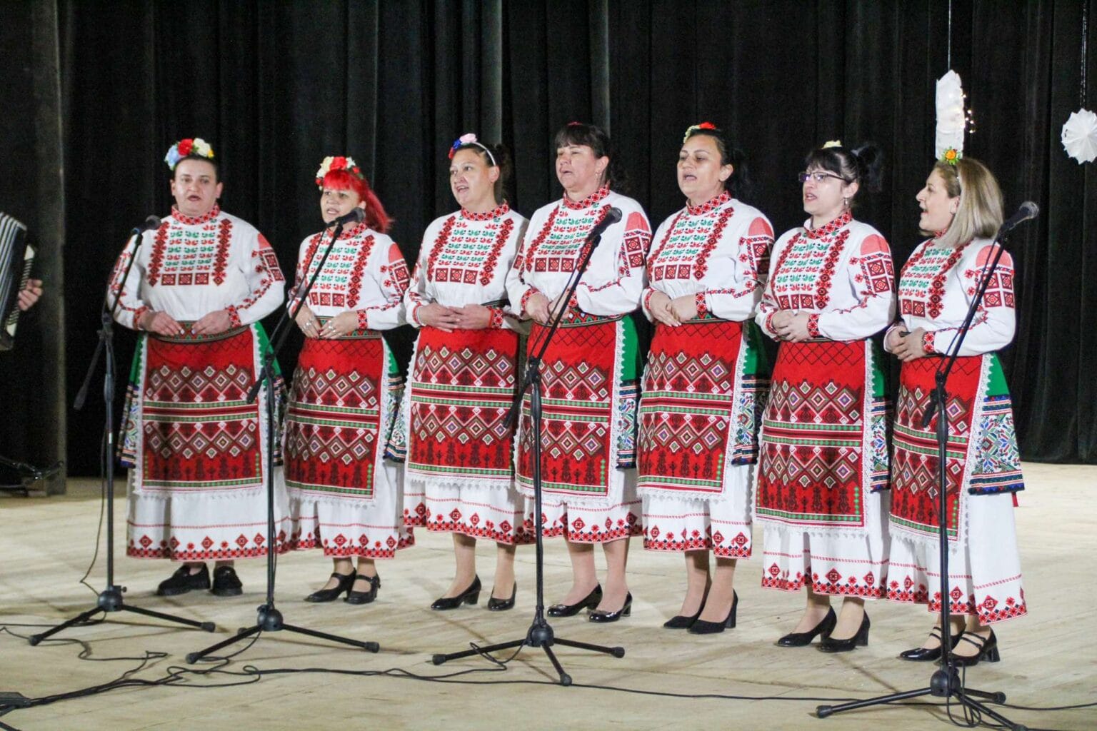 Коледен концерт на съставите и школите по изкуства при НЧ &bdquo;Съгласие 1869&ldquo; зарадва жителите и гостите на Тетевен с богата празнична програма.