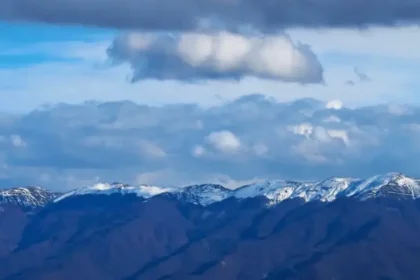 Прогноза за България за 26 януари 2026 г. – облачно време, валежи от дъжд, силен вятър и условия за поледици в някои райони.