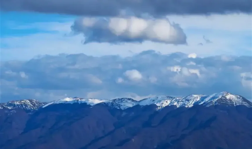 Прогноза за България за 26 януари 2026 г. – облачно време, валежи от дъжд, силен вятър и условия за поледици в някои райони.