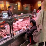 Великденската трапеза с агнешко месо и боядисани яйца