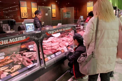 Великденската трапеза с агнешко месо и боядисани яйца