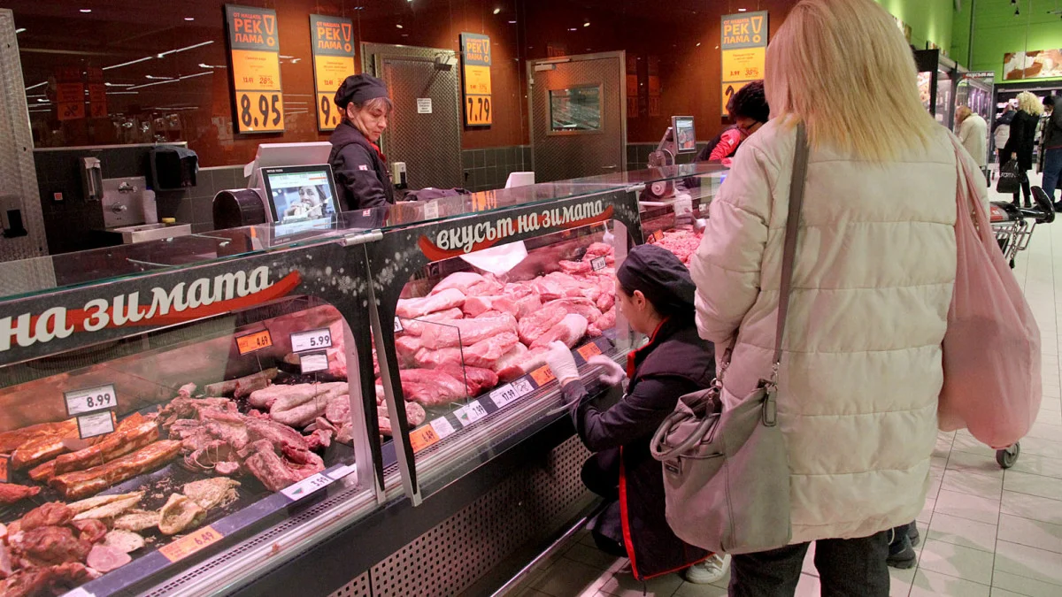 Великденската трапеза с агнешко месо и боядисани яйца