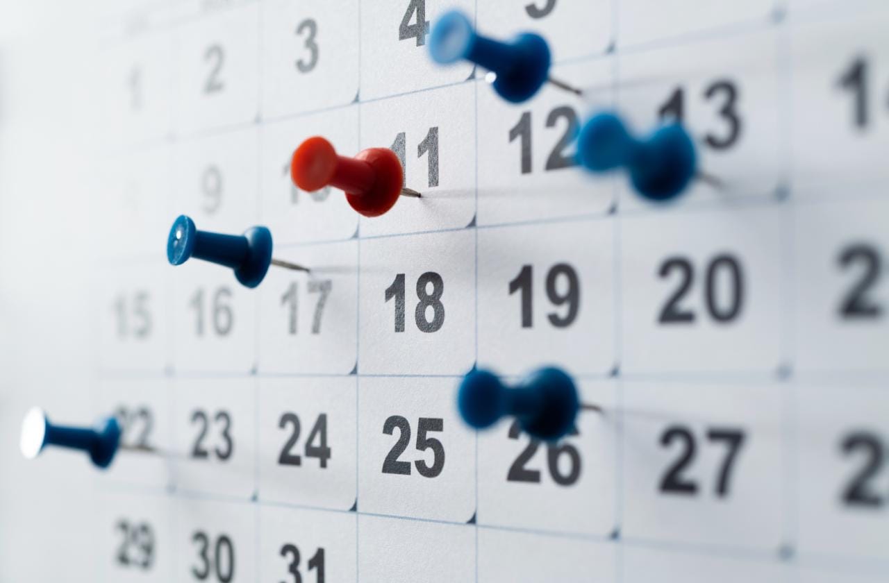 Календар 2026 с отбелязани празници през април и май