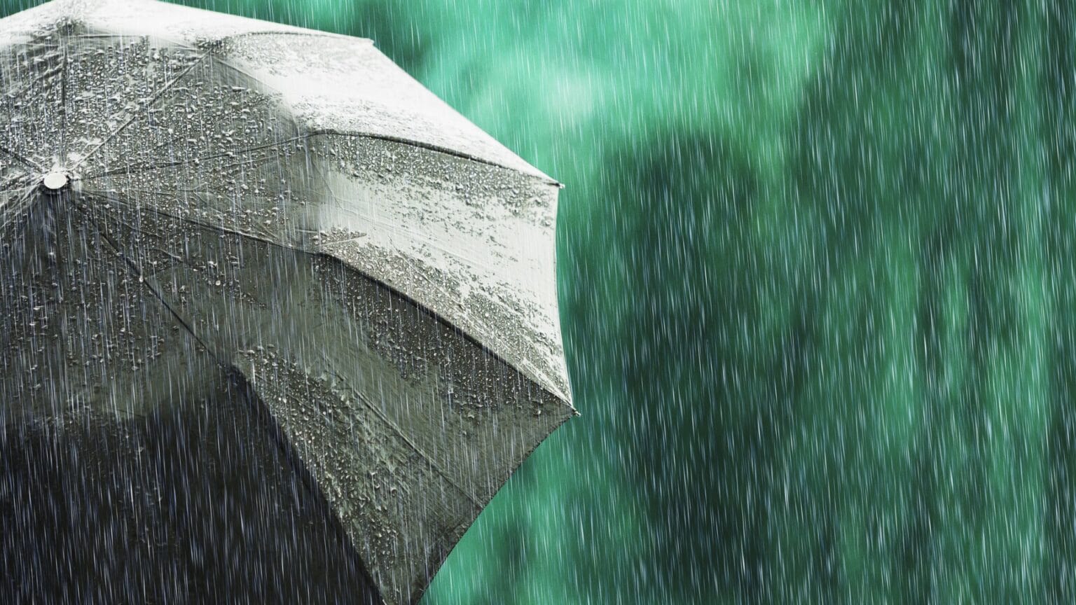 Облачно време с валежи от дъжд и сняг и предстоящо застудяване в България