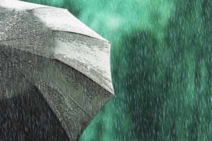 Облачно време с валежи от дъжд и сняг и предстоящо застудяване в България