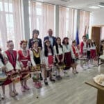 Малки лазарки в носии гостуват на кмета на Червен бряг