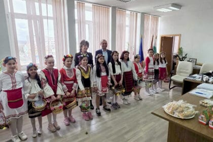 Малки лазарки в носии гостуват на кмета на Червен бряг