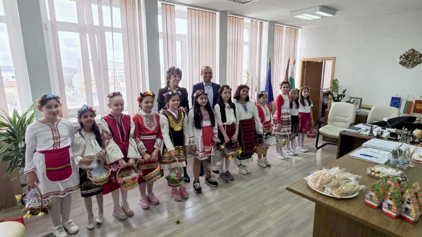 Малки лазарки в носии гостуват на кмета на Червен бряг