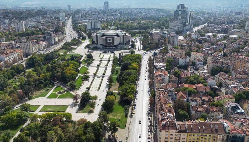 Вижте новите маршрути на трамваи 1, 6, 11, 12 и 27 в София заради ремонт на бул. „Рожен“ и велопоход в центъра.