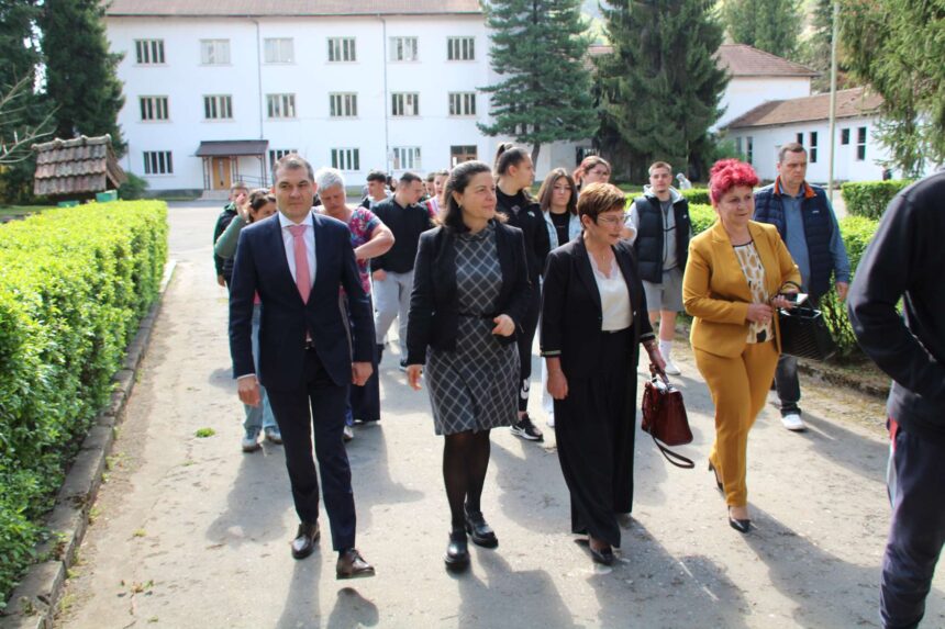 Заместник-министърът на туризма Павлин Петров посети гимназия „Сава Младенов“ в Тетевен. Вижте подробности за новата СТЕМ база и срещата с учениците.