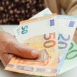 Днес официално започва изплащането на пенсиите и великденските добавки за 1,6 млн. българи. Вижте праговете за 50 и 20 евро помощ на Kanal7.bg.