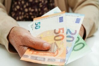 Днес официално започва изплащането на пенсиите и великденските добавки за 1,6 млн. българи. Вижте праговете за 50 и 20 евро помощ на Kanal7.bg.