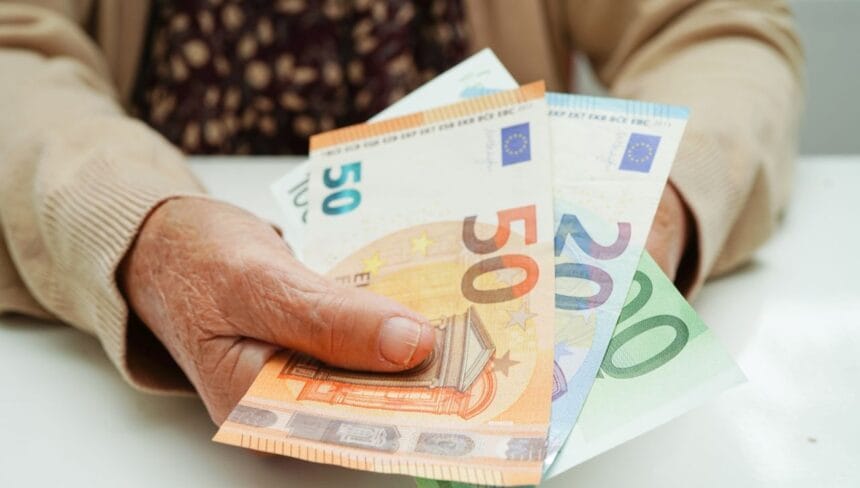 Днес официално започва изплащането на пенсиите и великденските добавки за 1,6 млн. българи. Вижте праговете за 50 и 20 евро помощ на Kanal7.bg.