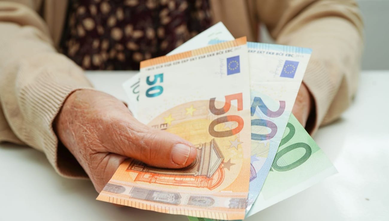 Днес официално започва изплащането на пенсиите и великденските добавки за 1,6 млн. българи. Вижте праговете за 50 и 20 евро помощ на Kanal7.bg.
