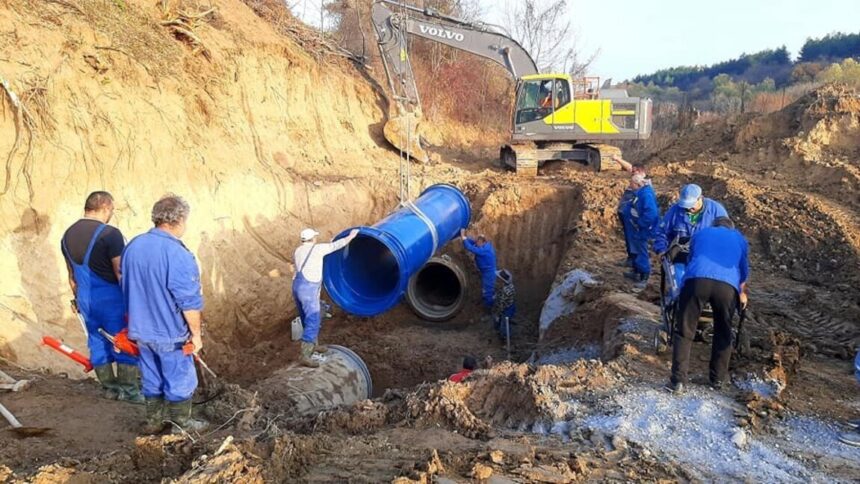 Оглед на засегнати съоръжения по довеждащия водопровод към Велико Търново след пролетните наводнения.