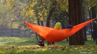 Есенно небе при залез, символизиращо бързото намаляване на продължителността на деня след есенното равноденствие.