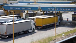 Автомобилен и товарен трафик на граничен контролно-пропускателен пункт в България.