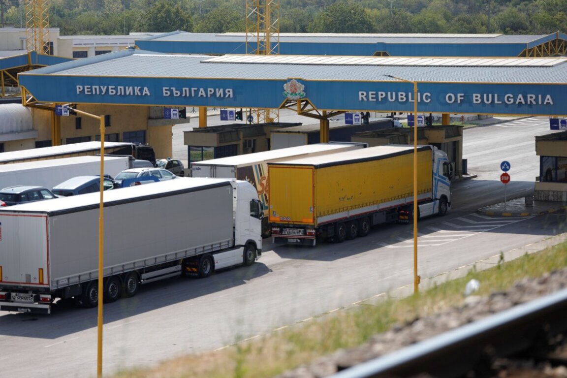 Автомобилен и товарен трафик на граничен контролно-пропускателен пункт в България.
