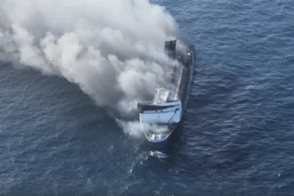 Спасителна операция в Черно море след атака с морски и въздушни дронове срещу два търговски кораба източно от Бяла.