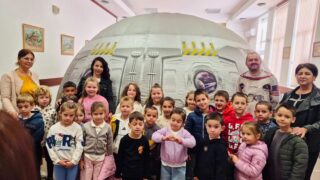 Деца от Тетевен посещават мобилния планетариум „Млечен път“ и наблюдават 360-градусова космическа прожекция
