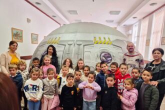 Деца от Тетевен посещават мобилния планетариум „Млечен път“ и наблюдават 360-градусова космическа прожекция